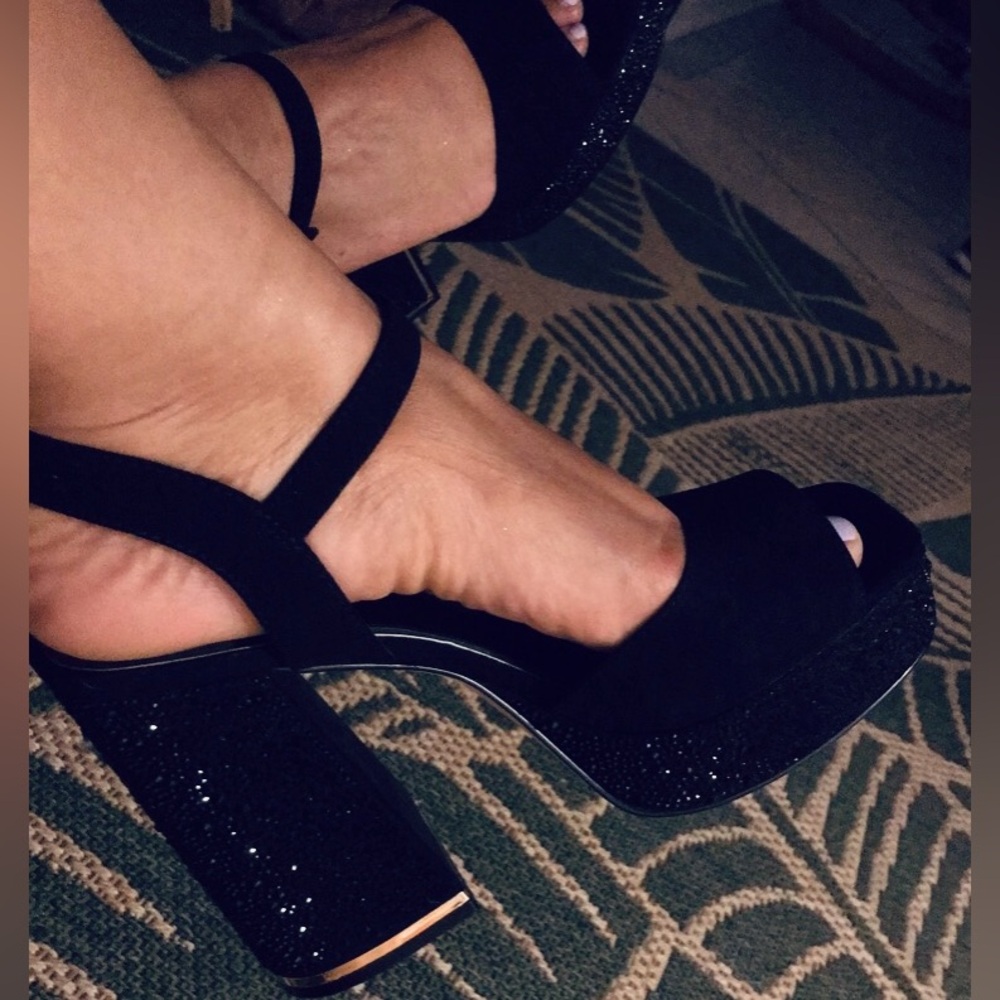 Kenneth Cole Dolly Crystal Platform Heels. Sophisticated Bling✨